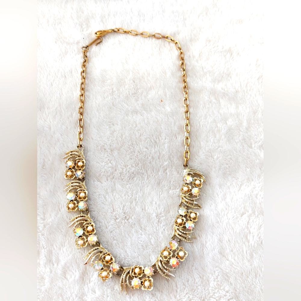 Elegant Vintage Gold Tone Necklace.